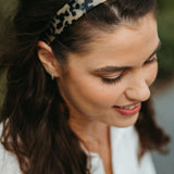 Klassiskt diadem tillverkat av cellulosaacetat, färgen ljus sköldpadda i brunt hår