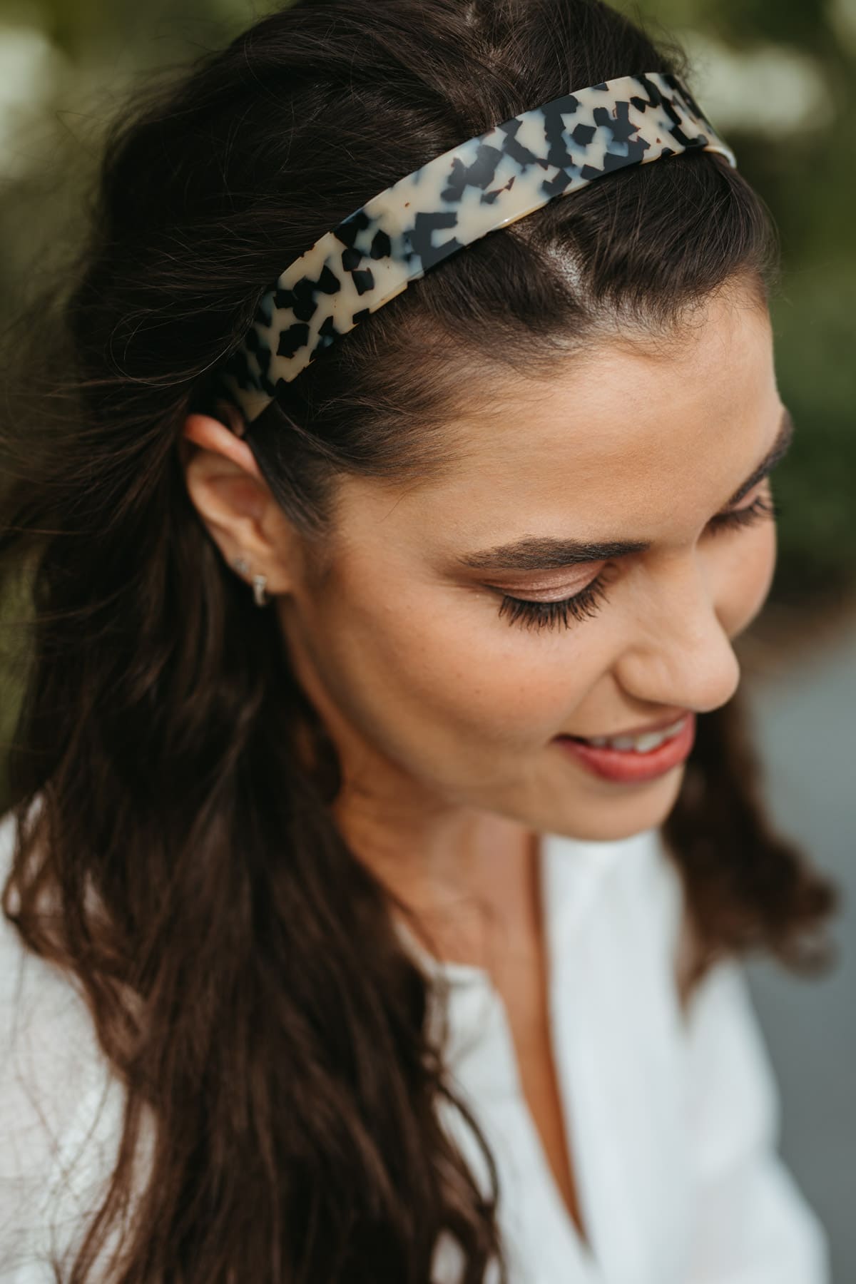 Klassiskt diadem tillverkat av cellulosaacetat, färgen ljus sköldpadda i brunt hår