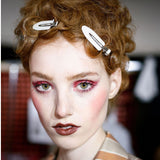 Exempel sminkad tjej med makeup hair clips i håret