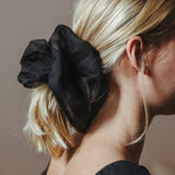 Oversize scrunchie i sidenorganza svart exempel frisyr uppsättning