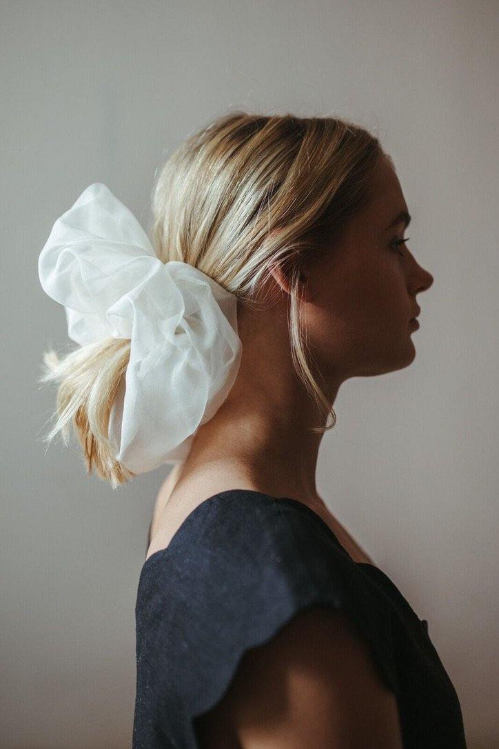 Oversize scrunchie i sidenorganza vit exempel frisyr uppsättning