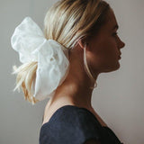 Oversize scrunchie i sidenorganza vit exempel frisyr uppsättning