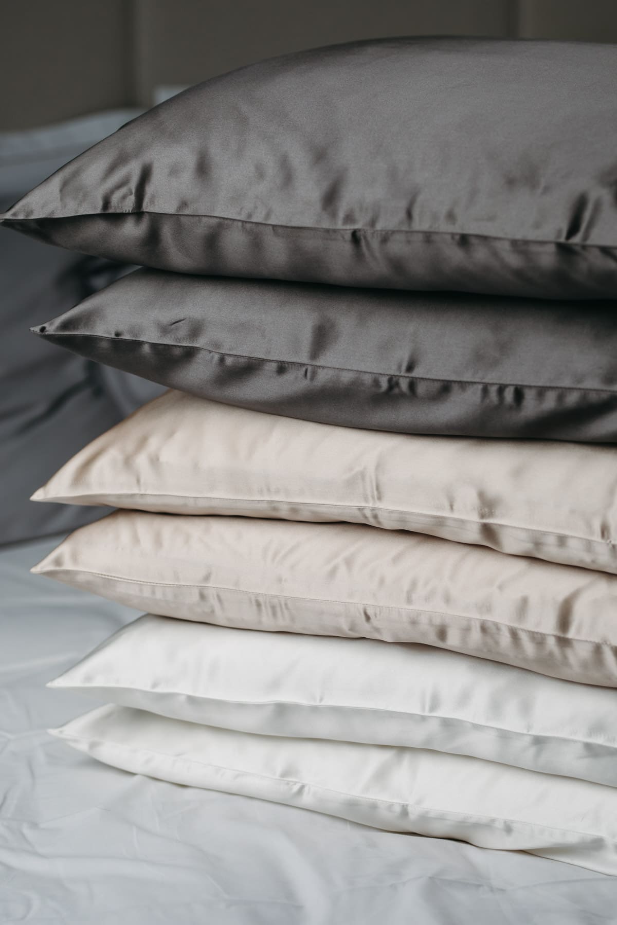 Sidenörngott flera färgerna beige, vit och mörkgrå stapade