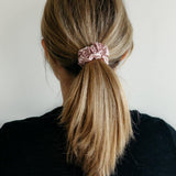 sidensnodd scrunchie mellan medium rosa hårsnodd exempel frisyr håruppsättning hårtofs i blont hår