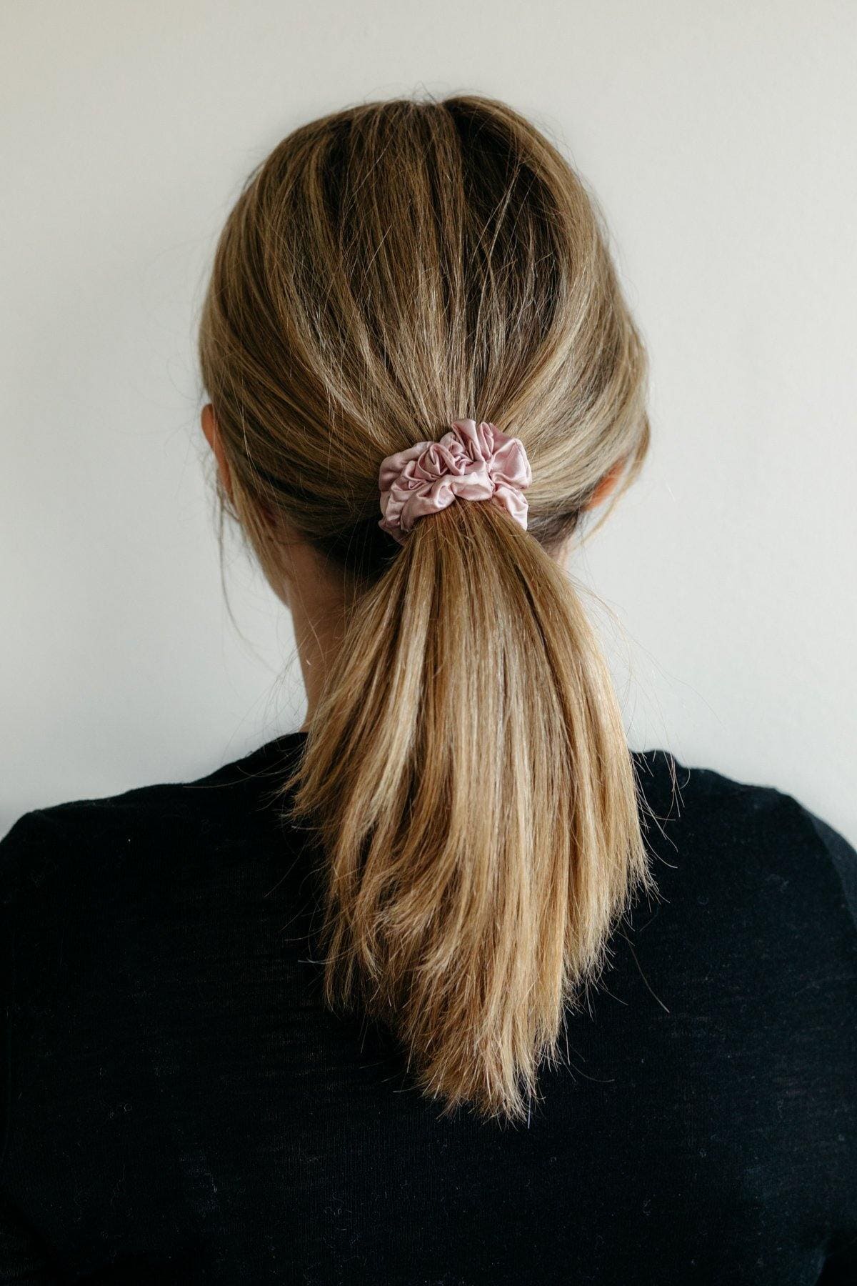 sidensnodd scrunchie mellan medium rosa hårsnodd exempel frisyr håruppsättning hårtofs i blont hår