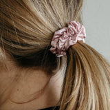 sidensnodd scrunchie hårsnodd mellan medium rosa exempel frisyr uppsättning hårtofs i blont hår
