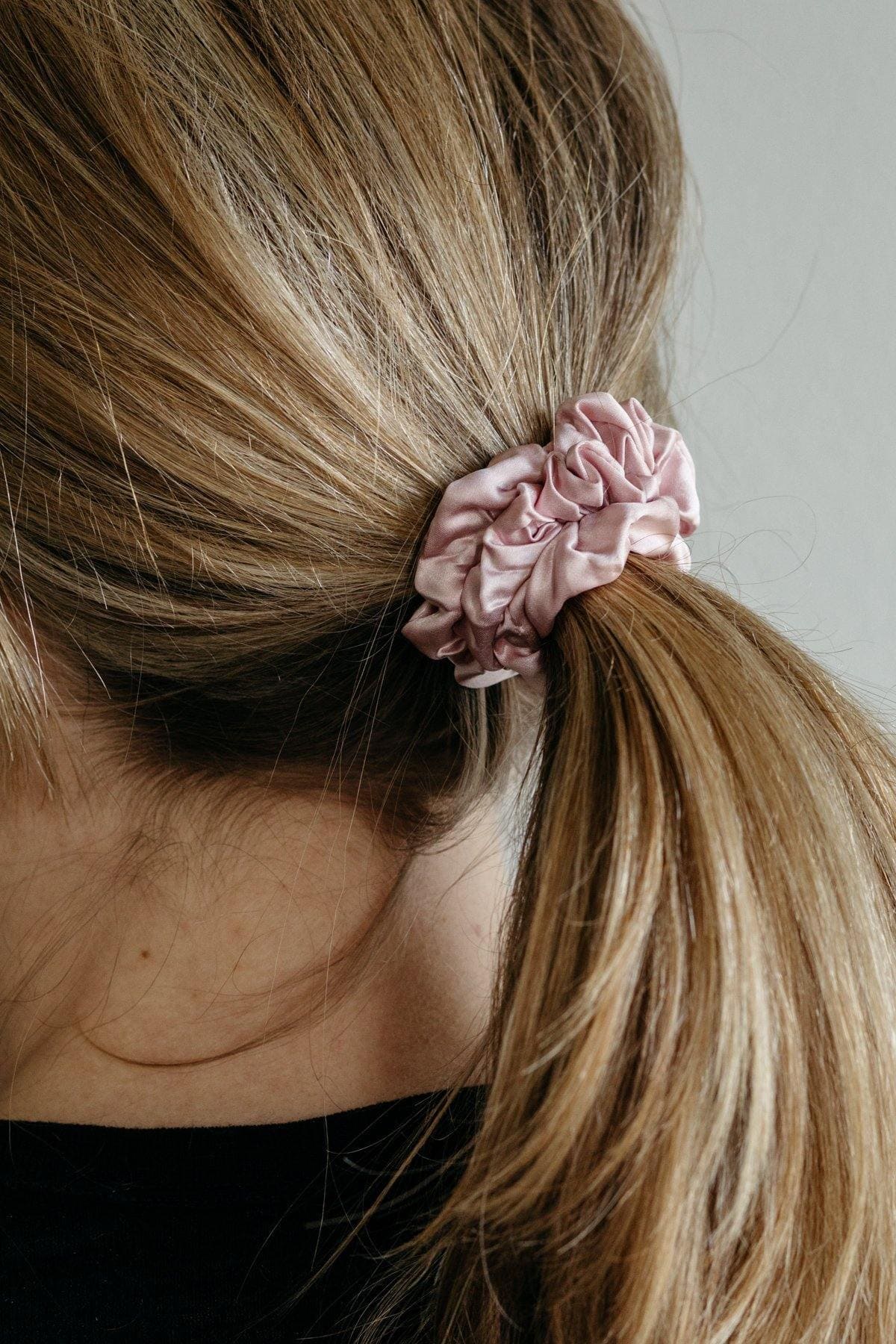 sidensnodd scrunchie hårsnodd mellan medium rosa exempel frisyr uppsättning hårtofs i blont hår