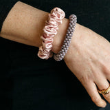 sidensnodd scrunchie mellan medium rosa glittersnodd gråvexempel armband