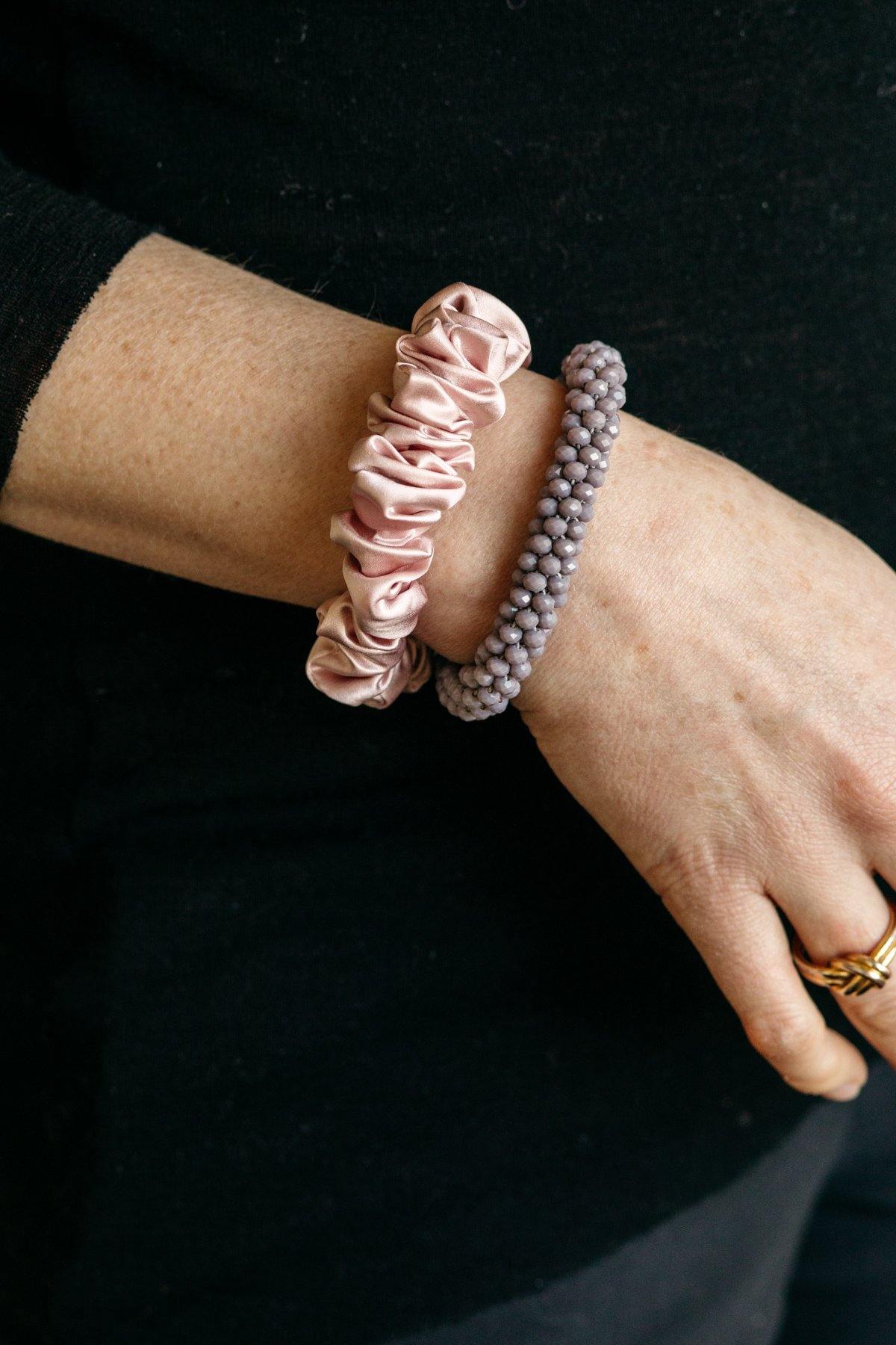 sidensnodd scrunchie mellan medium rosa glittersnodd gråvexempel armband