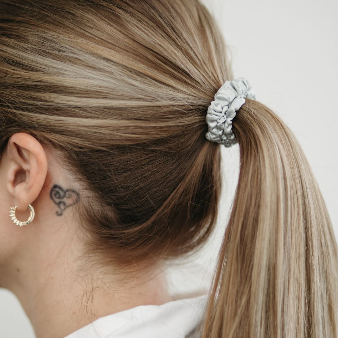 hårsnodd scrunchie tunn grå sidensnodd i blont hår exempel frisyr håruppsättning