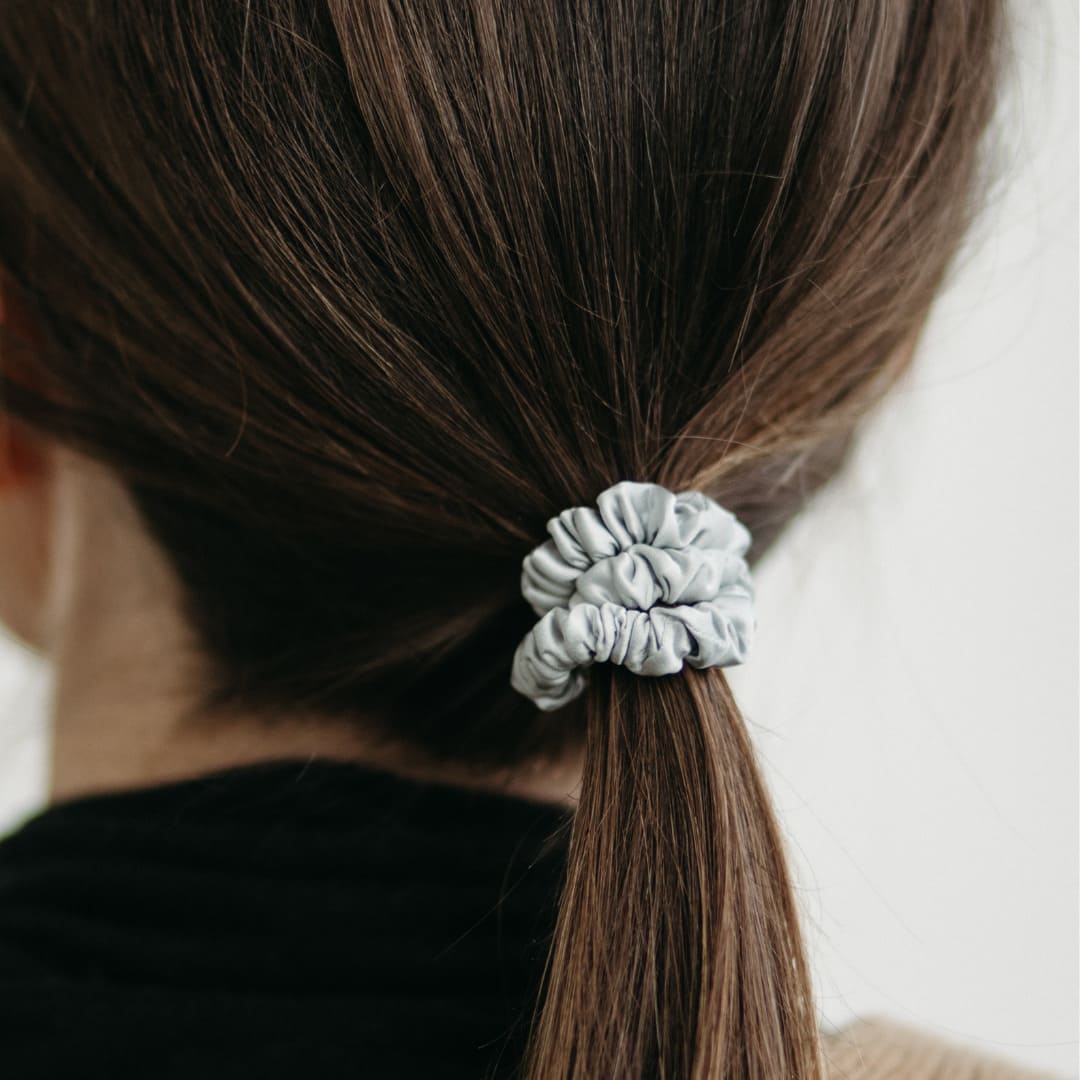 hårsnodd scrunchie tunn grå sidensnodd i brunt hår exempel frisyr håruppsättning hårtofs