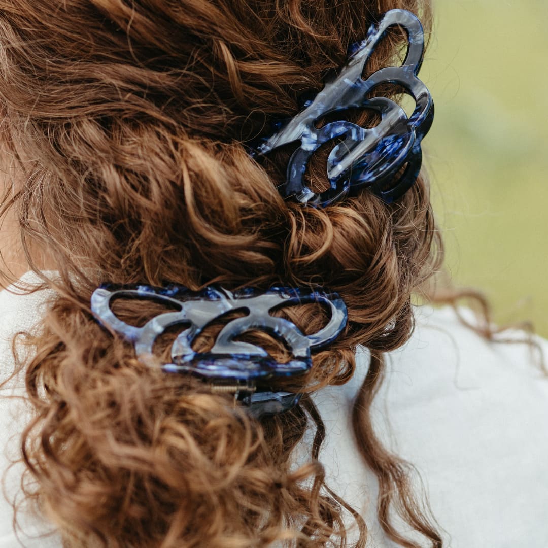 Hårklämma judy blå exempel i lockigt hår
