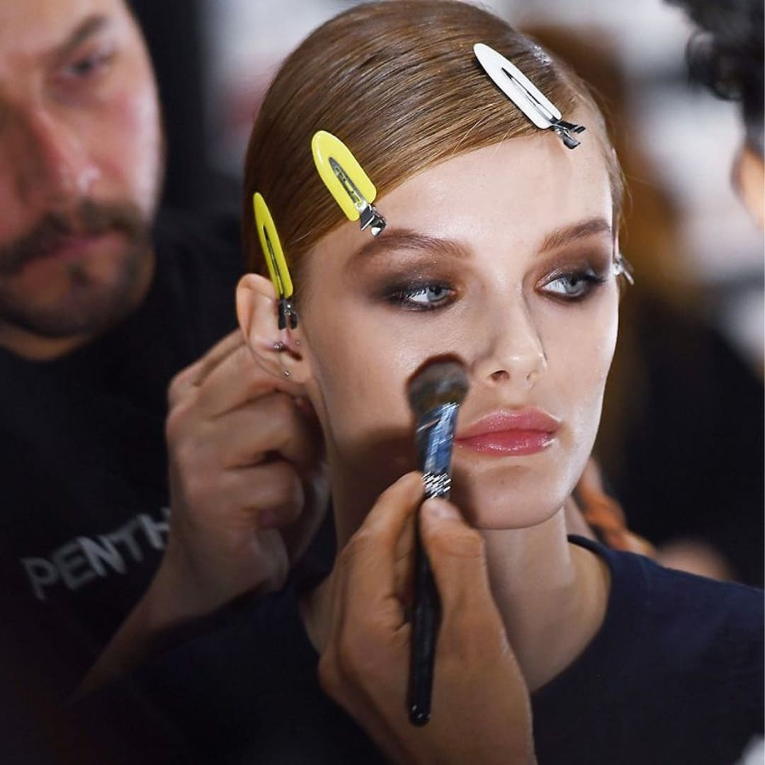 Exempel kvinna som blir sminkad med makeup hair clips i håret