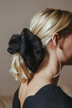 Ladda upp bild till gallerivisning, Oversize scrunchie i sidenorganza svart exempel frisyr uppsättning
