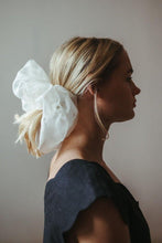 Ladda upp bild till gallerivisning, Oversize scrunchie i sidenorganza vit exempel frisyr uppsättning
