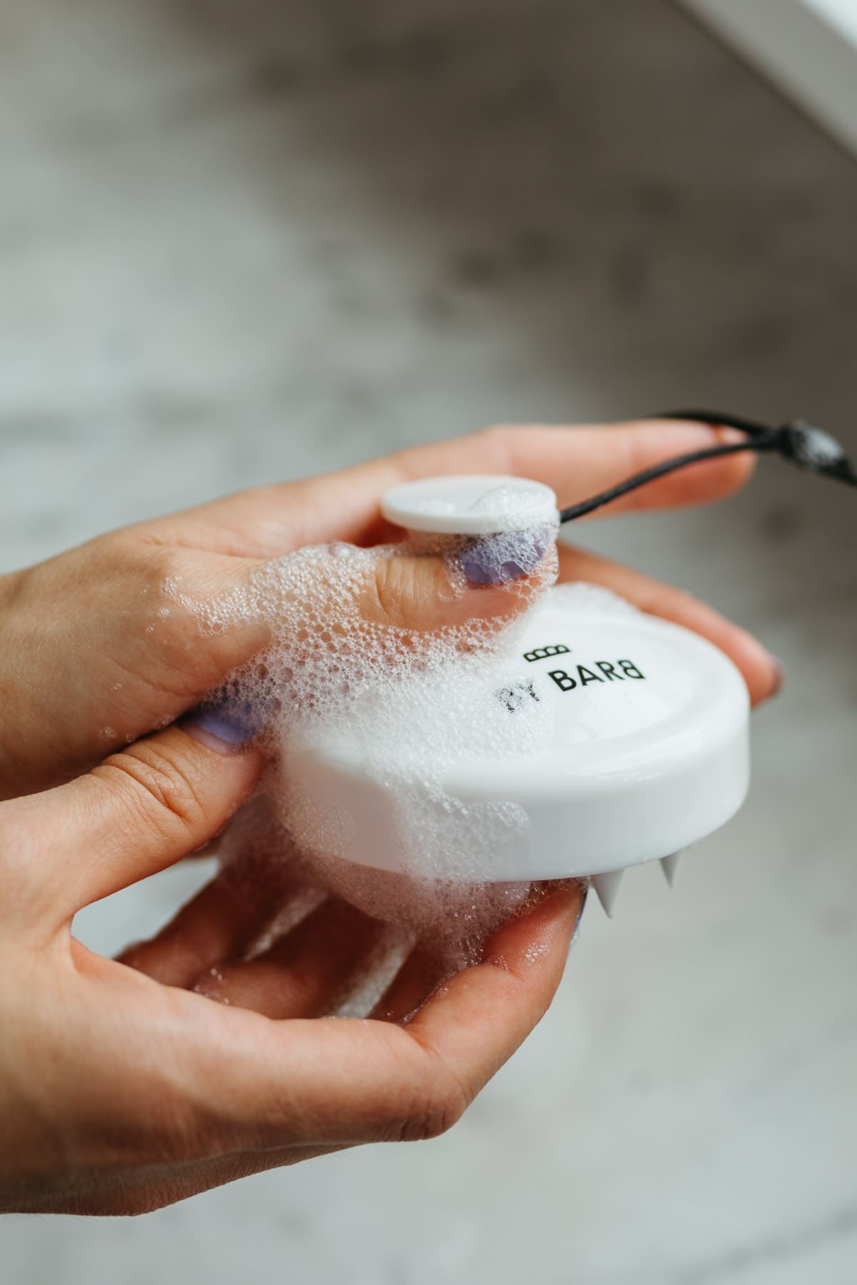 Scalp brush exempelbild i duschen