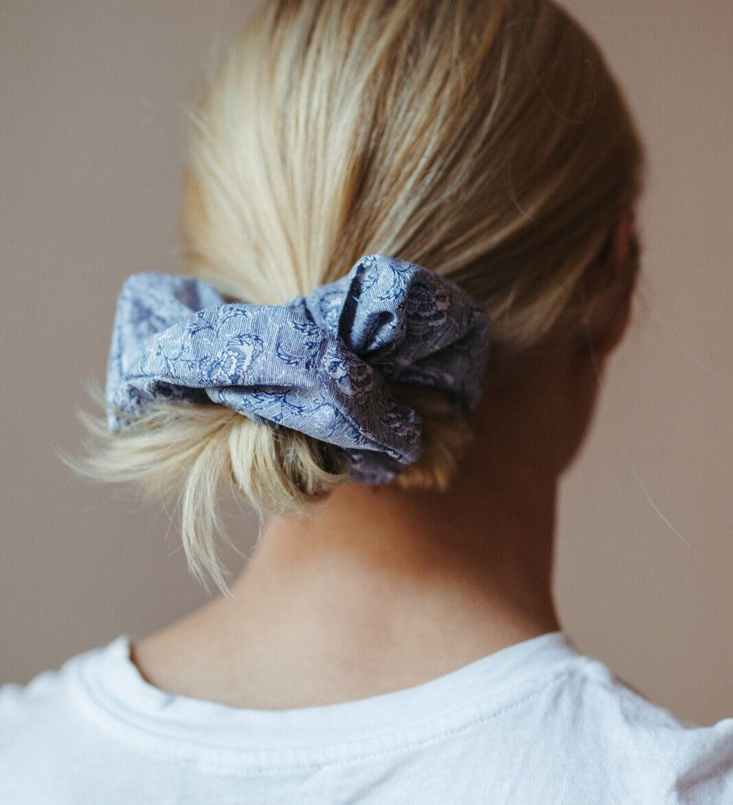 Scrunchie i bomull blå vit blommig exempel frisyr uppsättning blond