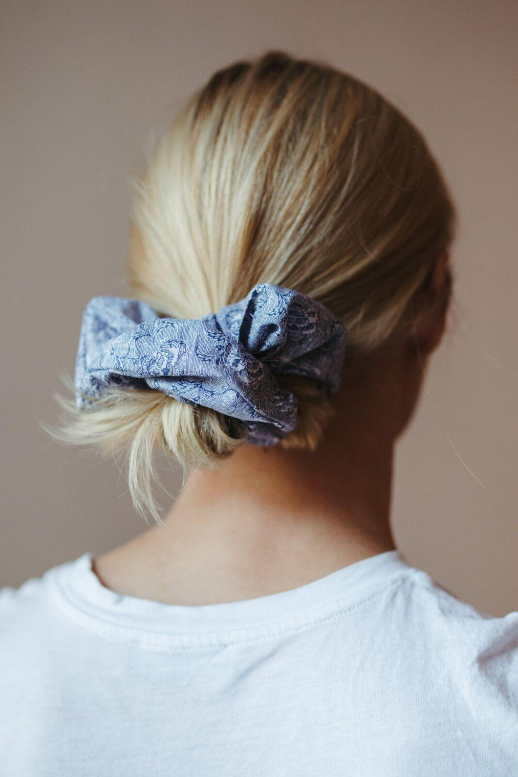 Scrunchie i bomull blå vit blommig exempel frisyr uppsättning blond