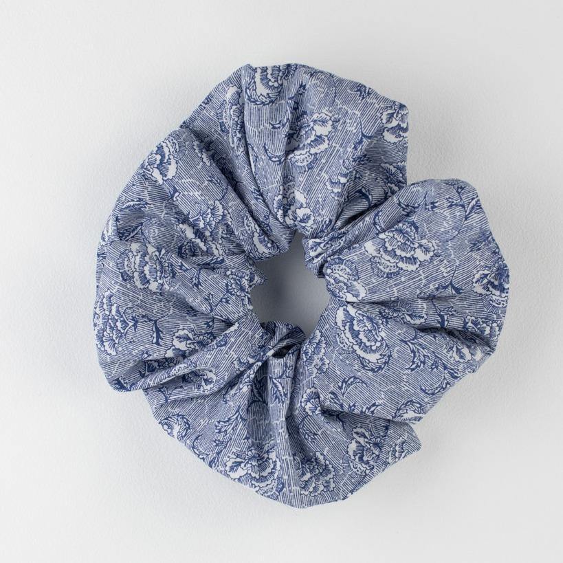 Scrunchie i bomull blå vit blommig produktbild