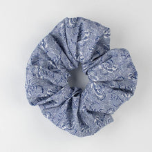 Ladda upp bild till gallerivisning, Scrunchie i bomull blå vit blommig produktbild
