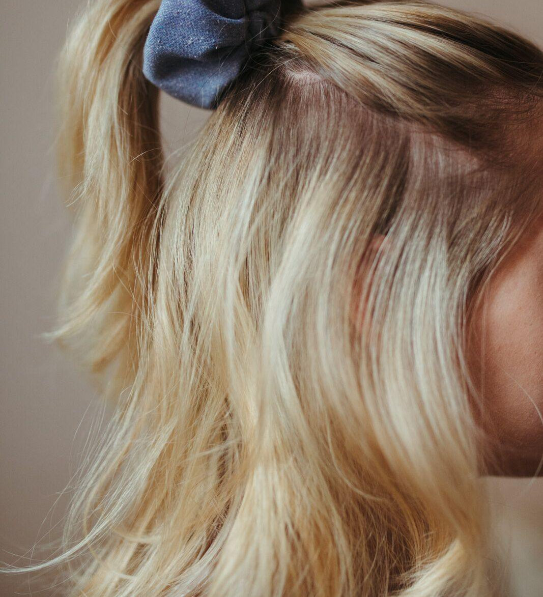 Scrunchie i denim jeans blå exempel frisyr uppsättning blond