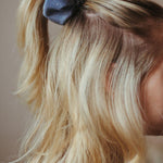 Scrunchie i denim jeans blå exempel frisyr uppsättning blond