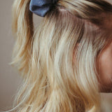 Scrunchie i denim jeans blå exempel frisyr uppsättning blond