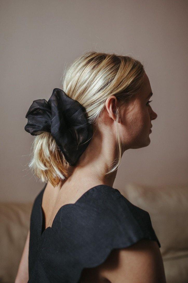 Scrunchie i sidenorganza svart exempel frisyr uppsättning