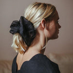 Scrunchie i sidenorganza svart exempel frisyr uppsättning