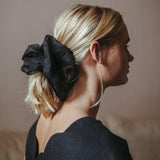 Scrunchie i sidenorganza svart exempel frisyr uppsättning