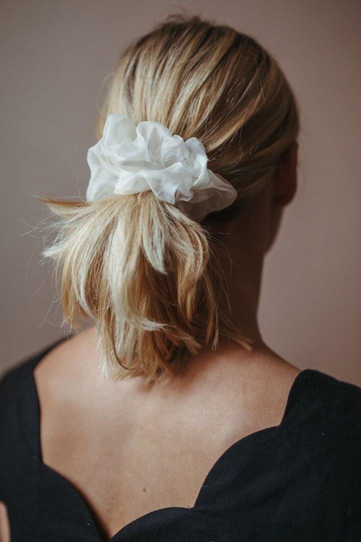 Scrunchie i sidenorganza vit exempel frisyr uppsättning