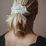 Scrunchie i sidenorganza vit exempel frisyr uppsättning