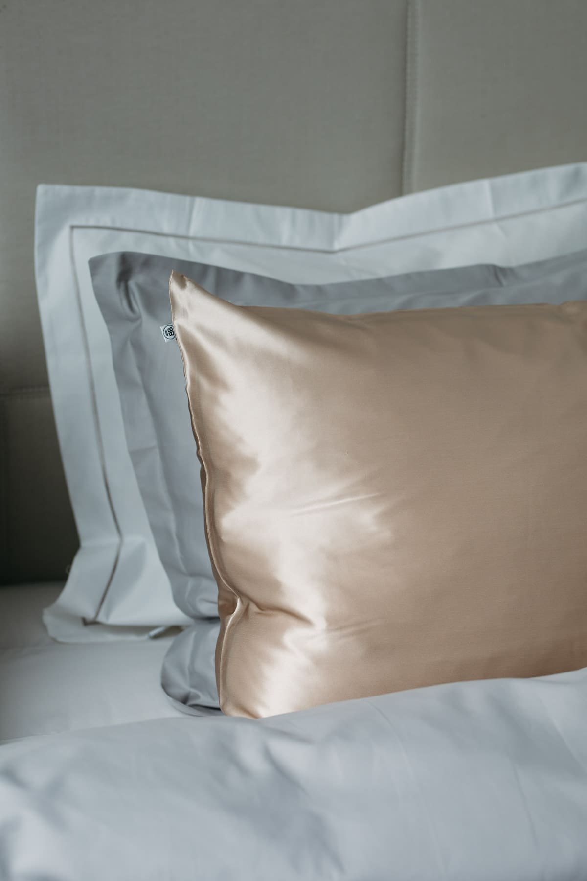 Sidenörngott beige, exempelbild kuddar i säng