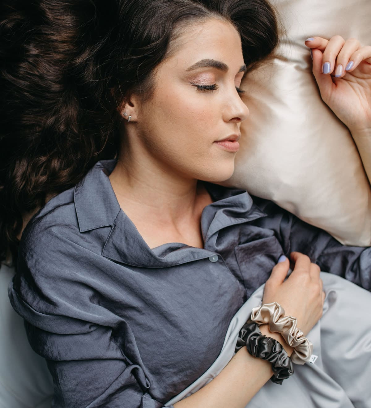 Sidenörngott beige, exempelbild sova på kudde