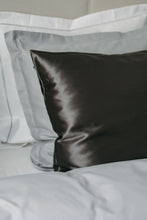 Ladda upp bild till gallerivisning, Sidenörngott, mörkgrå kudde bäddad i sängen exempelbild
