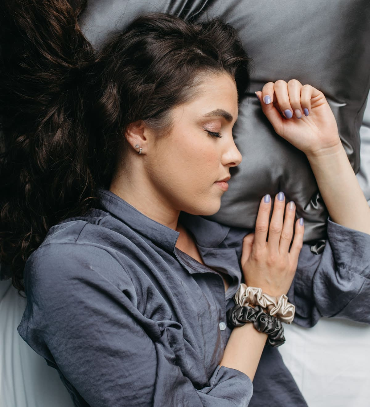 Sova på sidenörngott kudde med hår fritt