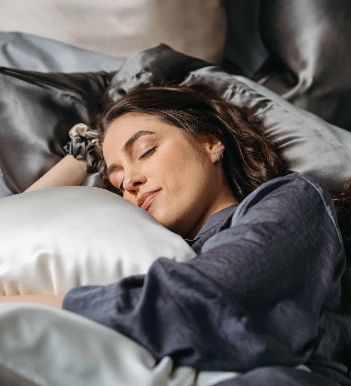 Sova på sidenörngott kuddar