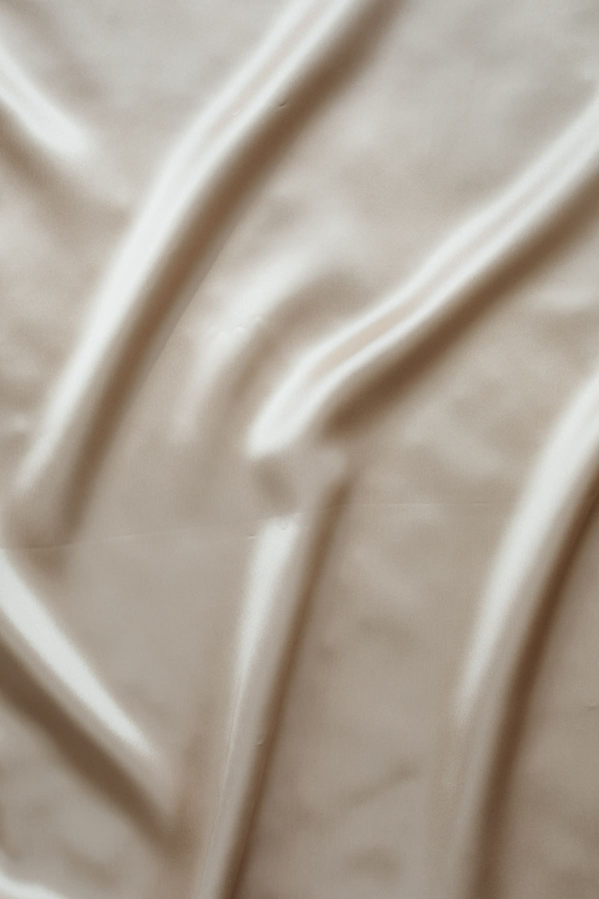 Sidenörngott beige färg, inzoomad bild på siden tyg