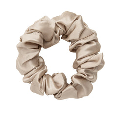 Stor sidensnodd scrunchie hårsnodd i beige färg natursiden produktbild