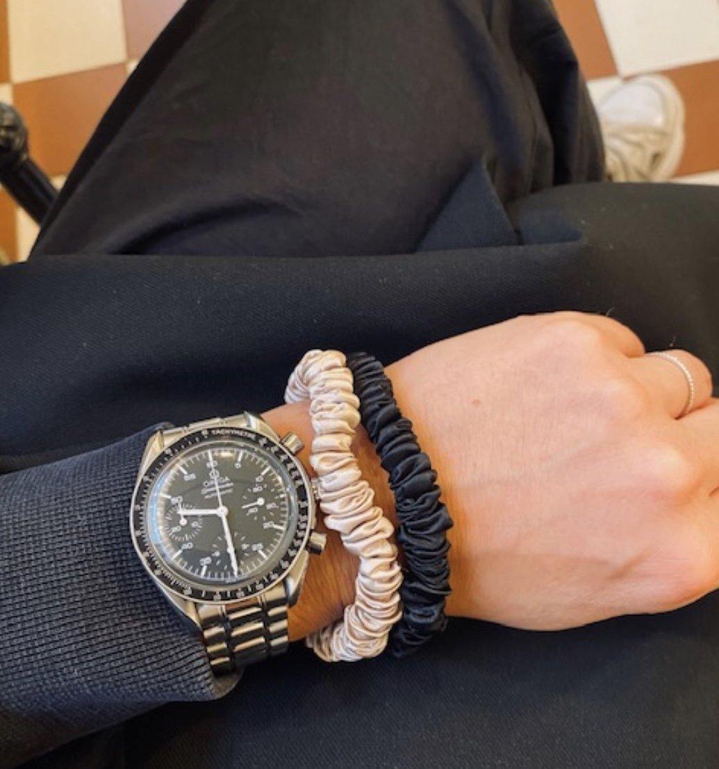Exempel sidensnodd scrunchie tunn beige svart som armband