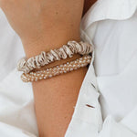 Sidensnodd scrunchie tunn beige glittersnodd chamagne exempel armband