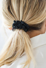 Ladda upp bild till gallerivisning, sidensnodd scrunchie hårsnodd mellan medium svart exempel frisyruppsättning hårtofs i blont hår
