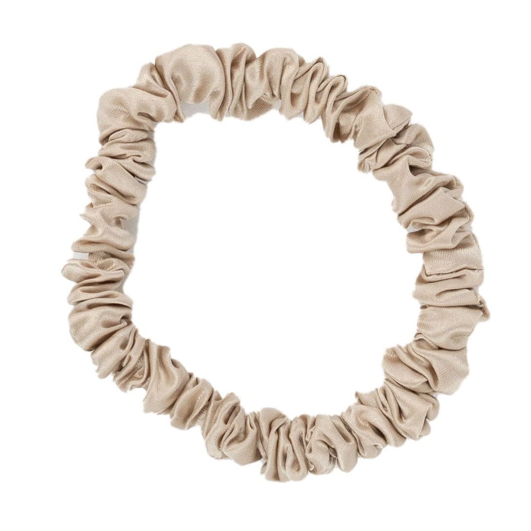sidensnodd scrunchie hårsnodd tunn i färgen beige produktbild